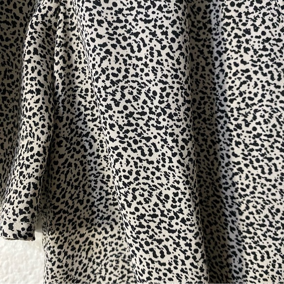 Flowy Lightweight Blouse Polka Dots Micro Animal Print Fitted V Neck Shortsleeve - Picture 2 of 9